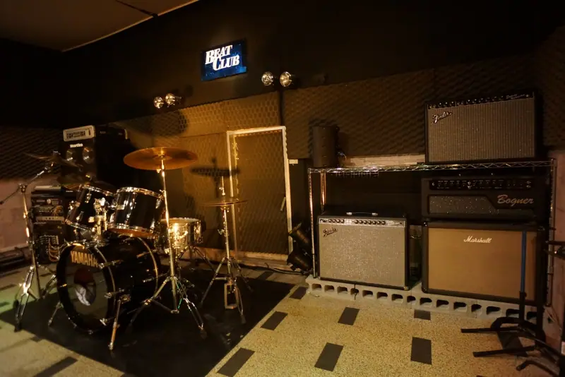 BEAT CLUB STUDIO（ドラムとアンプが並ぶスタジオ）
