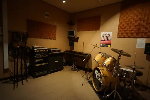 BEAT CLUB STUDIO：ドラムセットとアンプ