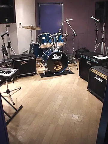 BEAT WAVE Studio(ビートウェーブスタジオ):ドラムとアンプのあるスタジオ