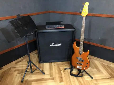 BECKアキバ リハーサルスタジオ：ベースとマーシャルのアンプ