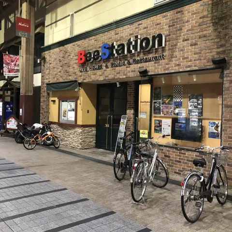 BeeStation(ビーステーション):アーケード内の店舗外観