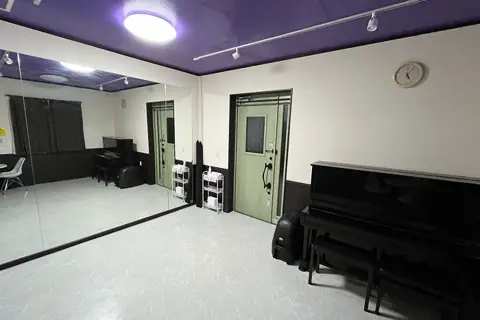 ベル・フルール RoomA（防音室）（アップライトピアノと鏡のある部屋）