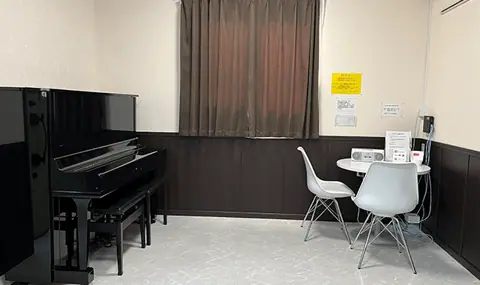ベル・フルール RoomA（防音室）：アップライトピアノとテーブルのある部屋