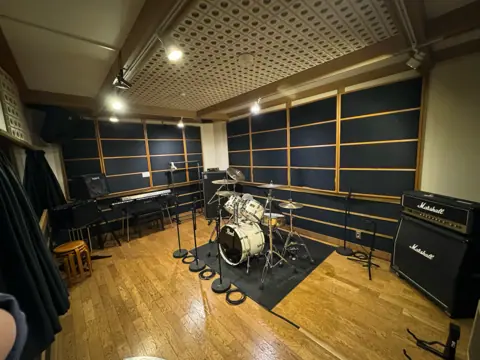 Beta Music 姫路南店(ドラムとマーシャルアンプのある練習室)