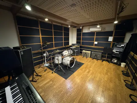 Beta Music 姫路南店:ドラム・キーボード・アンプのある練習室