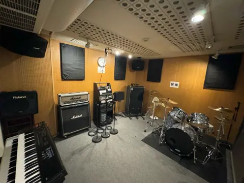 ベータミュージック リハーサルスタジオ本町店（ドラム・アンプ・キーボードのある練習室）