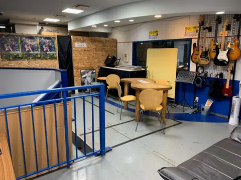 BIGBOSS STUDIO（BIGBOSS札幌）：ギターが並ぶ待合スペース