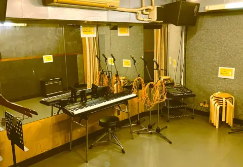 Sound Studio Blue Moon Tachikawa：キーボードとマイクスタンドのある練習室