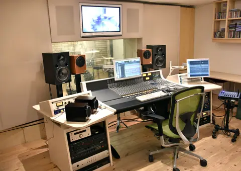 branch studio（ブランチスタジオ）：コントロールルームの卓