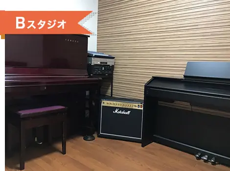 LINE RECORDS BRASS（BRASSスタジオ）：アップライトピアノとマーシャルアンプのある部屋