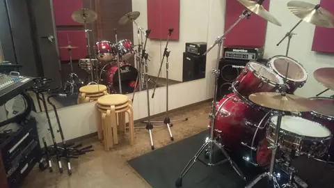 bumblebee studio(ドラムとアンプのあるスタジオ)