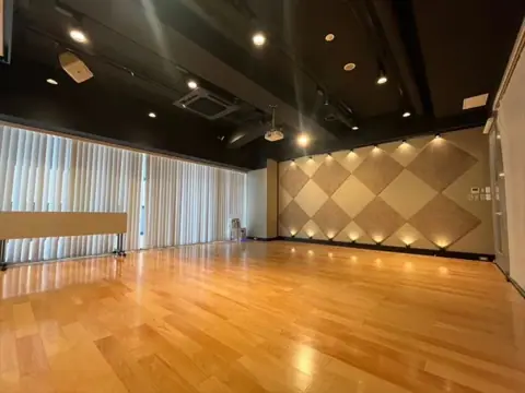 BUZZ福岡本店：鏡張りのスタジオ