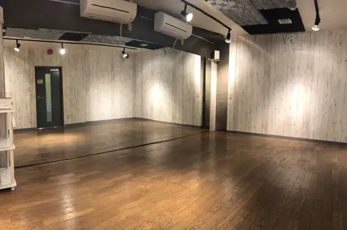 BUZZ国分寺(鏡張りのスタジオ室内)