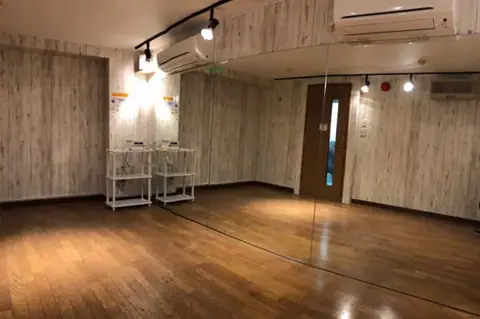 BUZZ国分寺：鏡張りのスタジオ室内