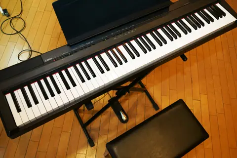 スタジオカディス：スタンドに載せた電子ピアノ