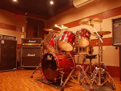 キャンディー リハーサルスタジオ：ドラムセットとMarshallアンプ