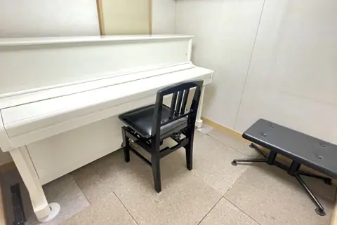 カノンミュージックスクール 鶴舞校 貸しスタジオ（カノン音楽スタジオ）：アップライトピアノのあるスタジオ