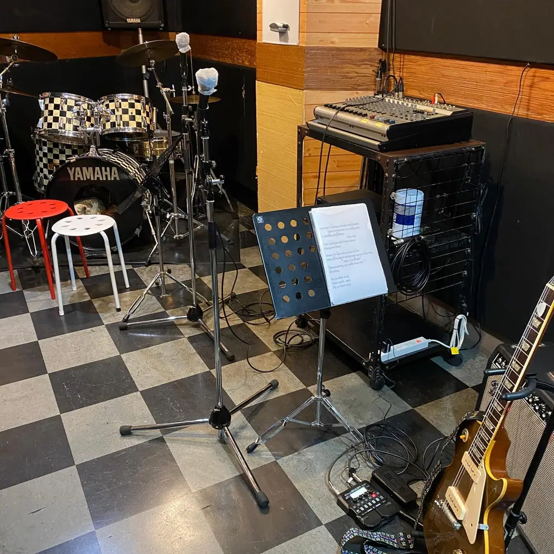 studio Cat's Eye(ドラム・ミキサー・譜面台のあるスタジオ)