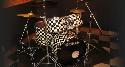 studio Cat's Eye:チェッカー柄のドラムセット