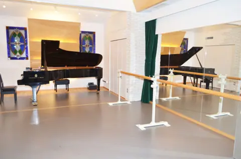 Studio Chez Claude（シェ・クロード）：グランドピアノ2台とバーのある部屋