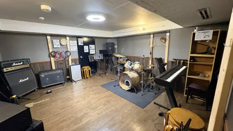 コスモスタジオ:ドラム・アンプ・キーボードのある練習室