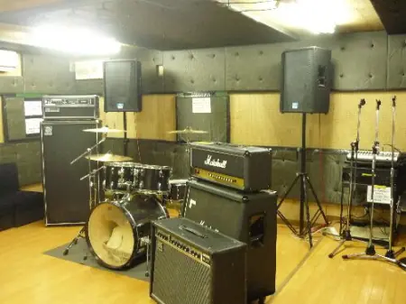 レンタルスタジオ クロスロード（RENTAL STUDIO CROSS ROAD）：スタジオの室内（ドラム・アンプ）