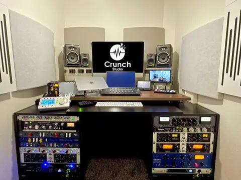 Crunch Studio：モニタースピーカーと機材ラックのあるコントロールルーム
