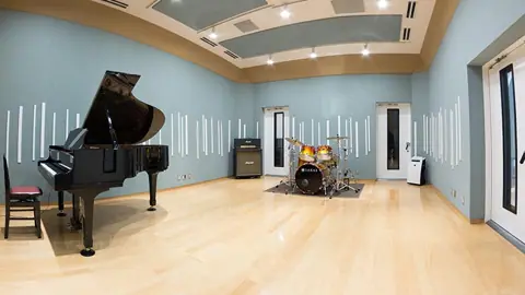 CSE Recording Studio(グランドピアノとドラムのある録音ルーム)