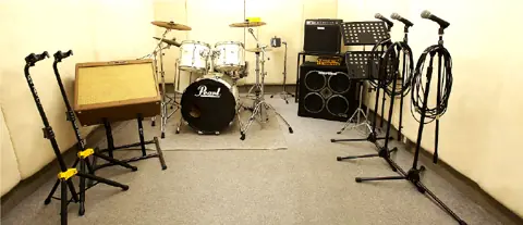 キューミュージックラボ（CUE Music Lab.）：Aスタジオ（ドラム・アンプ）