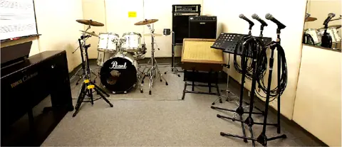 キューミュージックラボ（CUE Music Lab.）：Eスタジオ（ドラム・アンプ・電子ピアノ）