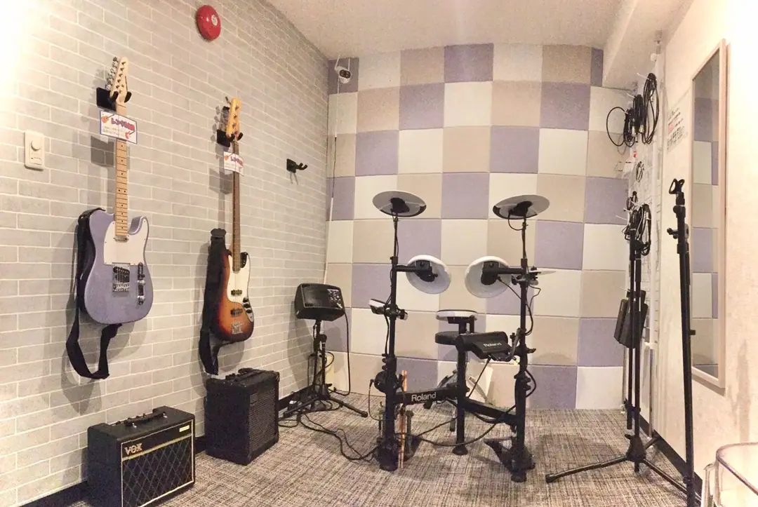 dix studio 24 蒲田店(電子ドラムとギターのある練習室)
