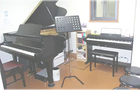 ドルチェ音楽学園 貸しスタジオ(グランドピアノと電子ピアノのある部屋)