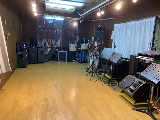 DRAGON HEAD 音楽スタジオ(アンプ・機材が並ぶ広いスタジオ)