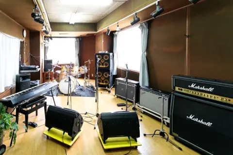 DRAGON HEAD 音楽スタジオ：マーシャルアンプとキーボードのある部屋