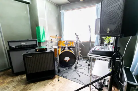 DRAGON HEAD 音楽スタジオ：ドラムとアンプのある部屋