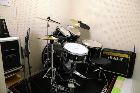 ドリームスタジオ菊川：ドラムとアンプのある部屋