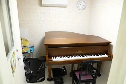 ドリームスタジオ菊川：グランドピアノとドラムのある部屋