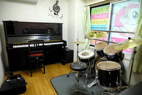 ドリームスタジオ菊川：アップライトピアノとドラムのある部屋