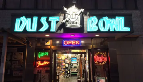 ダストボウル楽器 伊勢崎店 練習スタジオ（店舗の入口）