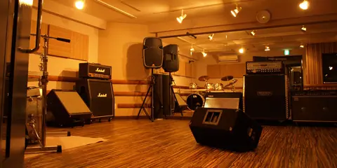 イーストマウンテンスタジオ:アンプとスピーカーのある練習室