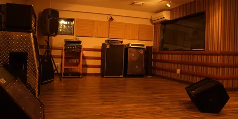 イーストマウンテンスタジオ:アンプとスピーカーのある練習室