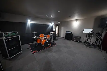 高松ELEVEN STUDIO:ドラムとアンプのある練習室