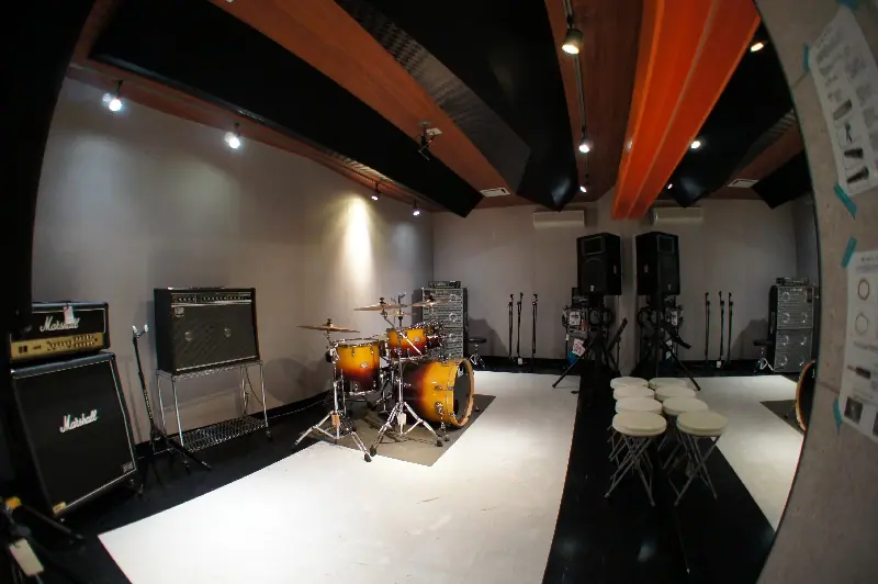 sound studio EMERGENCY(ドラムとアンプのある練習室)