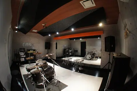 sound studio EMERGENCY:ドラムとアンプのある練習室