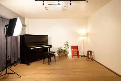 エノトン赤坂スタジオ（ENOTN Akasaka Studio）：アップライトピアノのある部屋