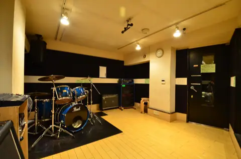 ミュージックスタジオ ensemble(アンサンブル):ドラムとアンプのある部屋