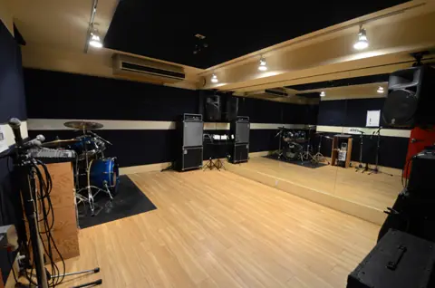 ミュージックスタジオ ensemble(アンサンブル):ドラムとアンプのある部屋