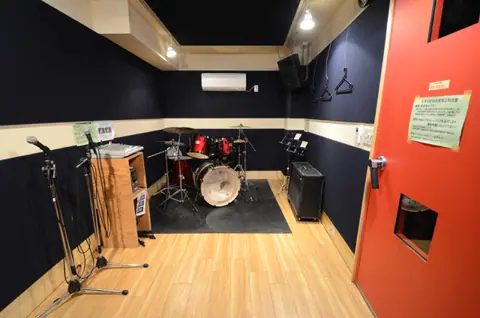 ミュージックスタジオ ensemble(アンサンブル):ドラムとマイクスタンドのある部屋