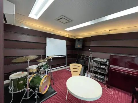 studio ergo（ドラムとホワイトボードのある部屋）
