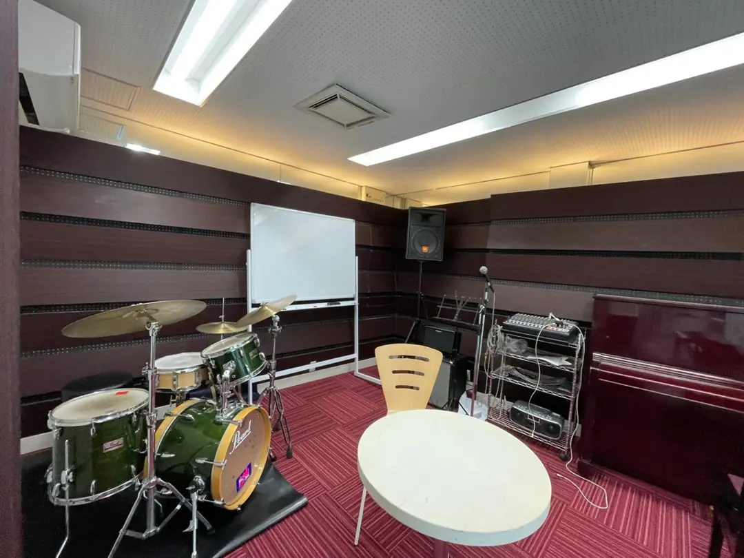 studio ergo(ドラムとホワイトボードのある部屋)